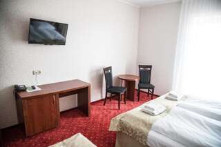 Отель Hotel Stara Gorzelnia Лихень Трехместный номер с основными удобствами-1